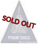 VF-143 PUKIN' DOGSショルダートライアングルパッチ（デッドストック）