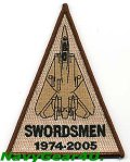 VF-32 SWORDSMEN ラストクルーズ記念ショルダートライアングルパッチ（デザート/デッドストック） 