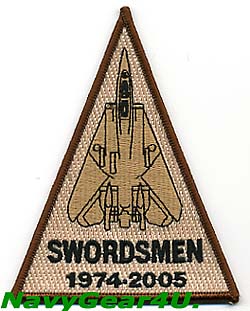 画像1: VF-32 SWORDSMEN ラストクルーズ記念ショルダートライアングルパッチ（デザートVer.） 